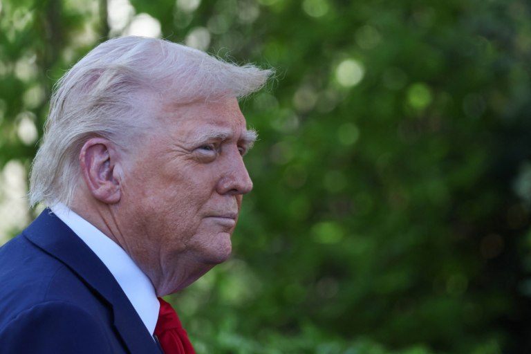 Μήπως η πραγματικότητα του γήρατος έχει αρχίσει να χτυπάει την πόρτα στον Ντόναλντ Τραμπ;