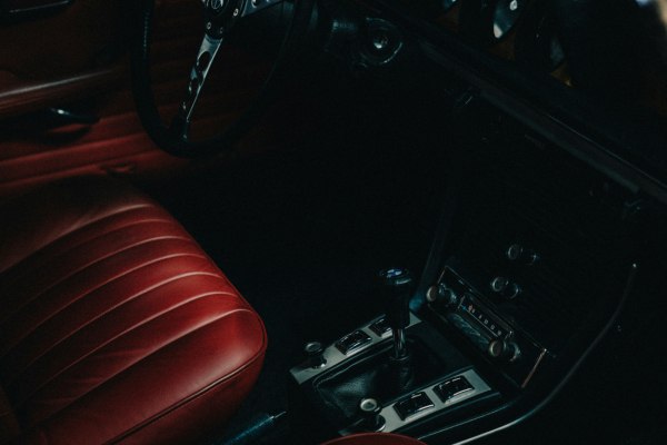 Τι να κάνετε αν κολλήσει το γκάζι σε αυτόματο αυτοκίνητο;