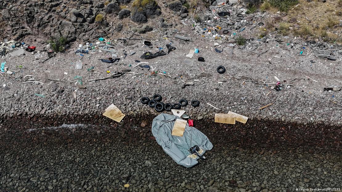 εικόνα που δείχνει παρατημένη βάρκα προσφύγων στις ακτές της Λέσβου