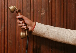 Γιατί όσο μεγαλώνουμε τόσο λιγότερο μιλάμε στο τηλέφωνο;