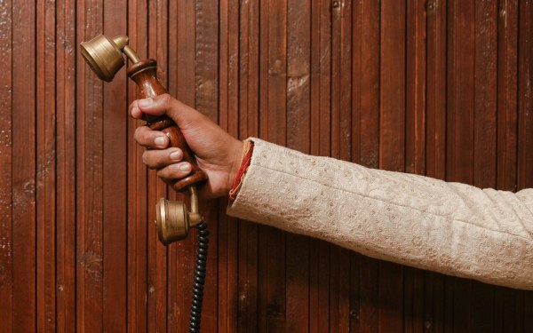 Γιατί όσο μεγαλώνουμε τόσο λιγότερο μιλάμε στο τηλέφωνο;