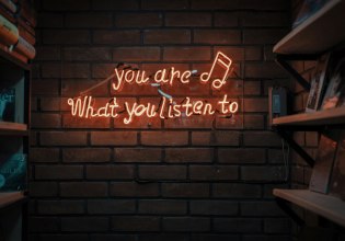 Μουσική τέλεια, αλλά «άδεια» – Πώς να καταλάβετε ότι το τραγούδι που ακούτε δημιουργήθηκε από ΑΙ