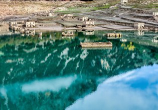 Λίμνη Μόρνου: Το βυθισμένο χωριό Κάλλιο βγαίνει στην επιφάνεια λόγω λειψυδρίας – Αποκαρδιωτικές εικόνες