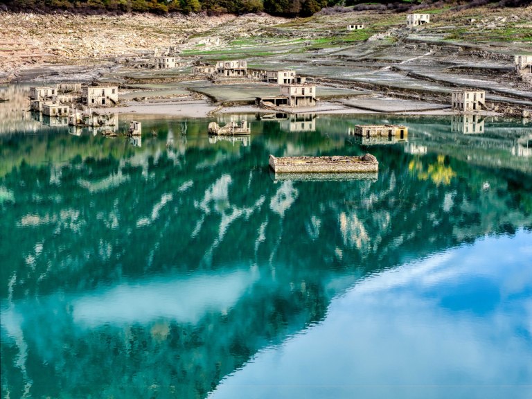 Λίμνη Μόρνου: Το βυθισμένο χωριό Κάλλιο βγαίνει στην επιφάνεια λόγω λειψυδρίας – Αποκαρδιωτικές εικόνες