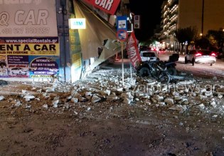 Αναστάτωση στα Χανιά: Μεγάλο μπαλκόνι κατέρρευσε στο κέντρο της πόλης, ζημιές σε οχήματα και κατάστημα