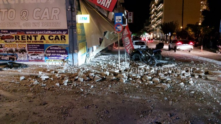 Αναστάτωση στα Χανιά: Μεγάλο μπαλκόνι κατέρρευσε στο κέντρο της πόλης, ζημιές σε οχήματα και κατάστημα