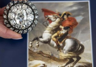 Ελβετία: Για 3,79 εκατ. ευρώ πουλήθηκε διαμαντένια καρφίτσα του Ναπολέοντα σε δημοπρασία στη Γενεύη