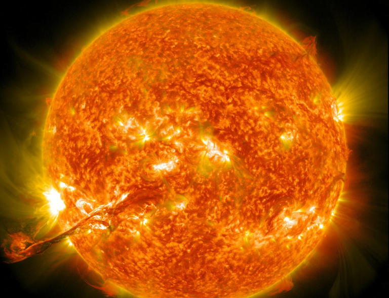 Ηλιακή καταιγίδα χτυπά τη Γη - Πώς «σβήνει» τα ραδιόφωνα σε Ευρώπη και Ασία