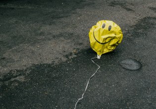 Έρευνα: Γιατί οι νέοι είναι τόσο δυστυχισμένοι σήμερα;