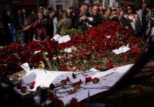 Live η συγκέντρωση στο Πολυτεχνείο: Φόρος τιμής στους νεκρούς της εξέγερσης