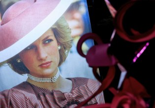 Βασιλικός θρήνος: Πέθανε ο προσωπικός σχεδιαστής της Νταϊάνα, Πολ Κοστέλο – Μούσα και εμβληματικές εμφανίσεις