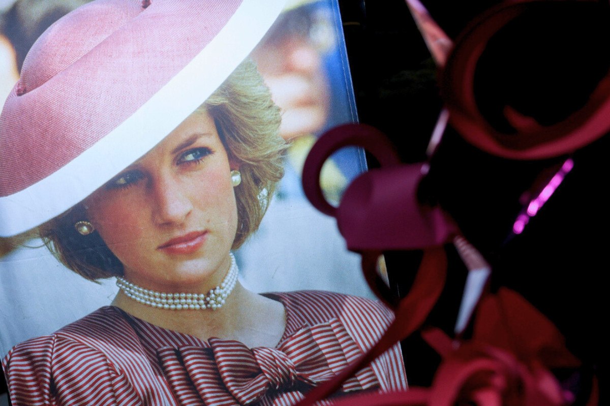 Βασιλικός θρήνος: Πέθανε ο προσωπικός σχεδιαστής της Νταϊάνα, Πολ Κοστέλο – Μούσα και εμβληματικές εμφανίσεις