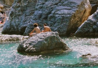 Σε ποιον δεν έχει συμβεί: Γυμνιστές μπερδεύονται και τα πετάνε όλα σε λάθος παραλία – η αστυνομία δεν τους λυπήθηκε