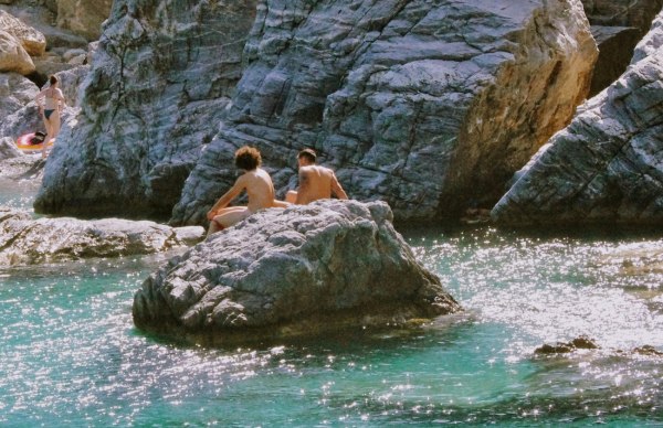 Σε ποιον δεν έχει συμβεί: Γυμνιστές μπερδεύονται και τα πετάνε όλα σε λάθος παραλία – η αστυνομία δεν τους λυπήθηκε