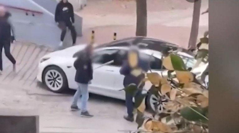 Οδηγοί έτοιμοι να πιαστούν στα χέρια – Άγριοι καυγάδες με το παραμικρό στους δρόμους