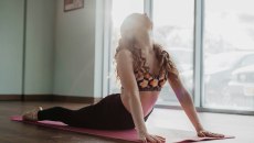 Οι τρεις στάσεις στη yoga που «διώχνουν» την αϋπνία