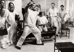 «Δε θα μας τρελάνουν αυτοί, θα τους τρελάνουμε εμείς» – H «Φωλιά του Κούκου» 50 χρόνια μετά δείχνει τον δρόμο