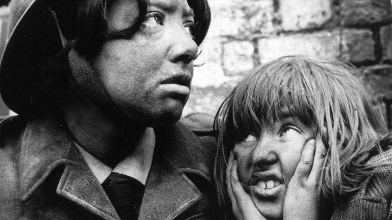 Πίτερ Γουάτκινς: Πέθανε ο σκηνοθέτης του The War Game που σόκαρε την Αγγλία και «έθαψε» το BBC για 20 χρόνια