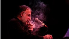 «Πάντα γελαστοί και γελασμένοι»: Τα λαϊκά του Θάνου Μικρούτσικου, στο Παλλάς