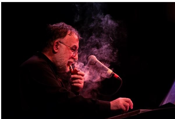 «Πάντα γελαστοί και γελασμένοι»: Τα λαϊκά του Θάνου Μικρούτσικου, στο Παλλάς