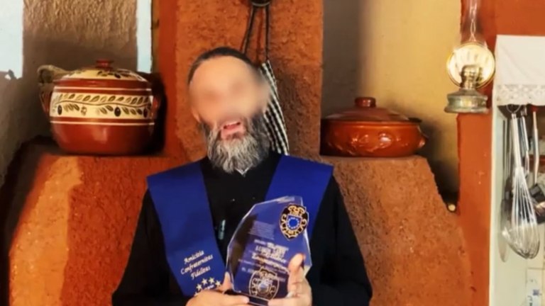 Τα έργα και οι ημέρες του ψευτοϊερέα της Λιοσίων - Από τις λαμπερές τελετές στις «χορηγίες»