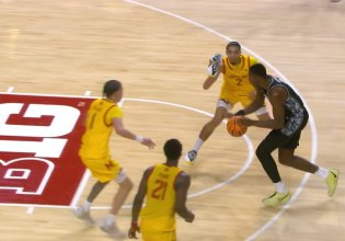 Φοβερή φάση στο NCAA: Παίκτης του Μέριλαντ πέταξε το παπούτσι του για να κλέψει τη μπάλα από αντίπαλο (vid)