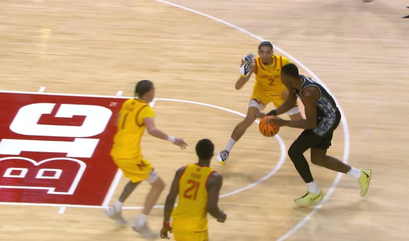 Φοβερή φάση στο NCAA: Παίκτης του Μέριλαντ πέταξε το παπούτσι του για να κλέψει τη μπάλα από αντίπαλο (vid)