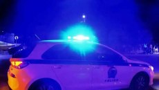 Άγριο έγκλημα στη Βοιωτία – Άνδρας βρέθηκε απανθρακωμένος και δεμένος με χειροπέδες μέσα σε κλεμμένο αυτοκίνητο