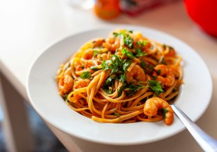 Συνταγή: Ζυμαρικά με πικάντικη σάλτσα και γαρίδες