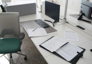 Όταν η δουλειά των ονείρων σου παραμένει όνειρο: Γιατί οι νέοι σκέφτονται να φύγουν για πάντα από την Ελλάδα;