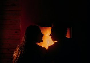 Μια αγάπη για τον χειμώνα; Γιατί αναζητάμε τον έρωτα όταν έρχεται το κρύο