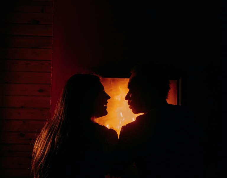 Μια αγάπη για τον χειμώνα; Γιατί αναζητάμε τον έρωτα όταν έρχεται το κρύο