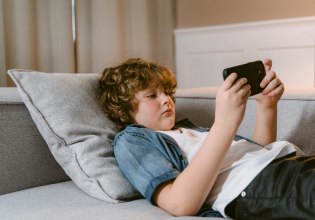 Όριο ηλικίας στα 16 προτείνει για τα social media το Ευρωκοινοβούλιο