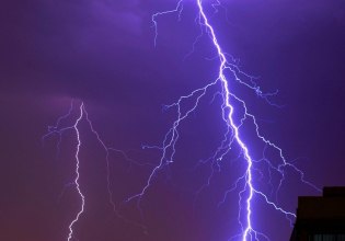 Κακοκαιρία Adel: Κεραυνός έπεσε στο στρατόπεδο Μεσολογγίου – Προληπτικά στο νοσοκομείο 4 στρατιώτες