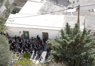 Βορίζια: «Να ορμηνεύσουμε τα παιδιά. Να τους φωτίσει ο Θεός να σταματήσουν οι βεντέτες» – Ηλικιωμένη μιλά στο in για το μακελειό