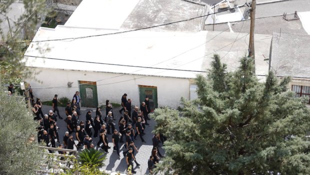 Βορίζια: «Να ορμηνεύσουμε τα παιδιά. Να τους φωτίσει ο Θεός να σταματήσουν οι βεντέτες» – Ηλικιωμένη μιλά στο in για το μακελειό