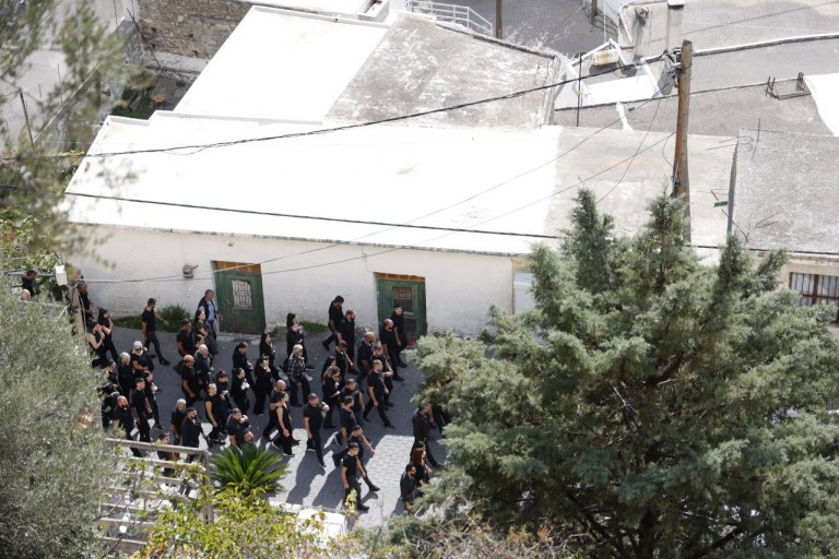 Βορίζια: «Να ορμηνεύσουμε τα παιδιά. Να τους φωτίσει ο Θεός να σταματήσουν οι βεντέτες» – Ηλικιωμένη μιλά στο in για το μακελειό