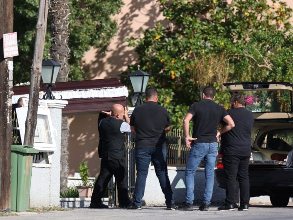 Βορίζια: Θρήνος στην κηδεία της Ευαγγελίας Φραγκιαδάκη – Τραγικές φιγούρες η μητέρα της και η αδερφή της