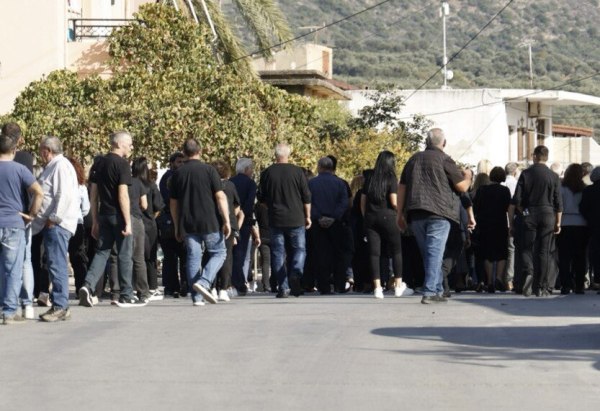 Βορίζια: «Να πας στην ευχή μου, Βαγγελιώ» — Ράγισαν καρδιές στην πομπή προς το νεκροταφείο για την Ευαγγελία Φραγκιαδάκη