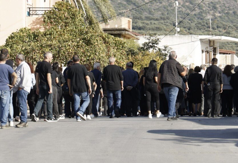 Βορίζια: «Να πας στην ευχή μου, Βαγγελιώ» — Ράγισαν καρδιές στην πομπή προς το νεκροταφείο για την Ευαγγελία Φραγκιαδάκη