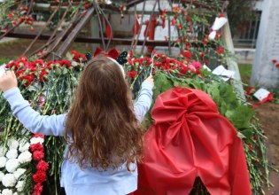 Πολυτεχνείο: Λουλούδια και στεφάνια στο μνημείο – Το απόγευμα η μεγάλη πορεία