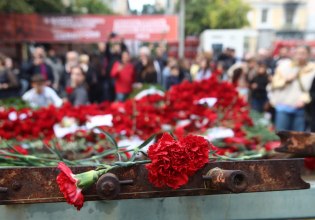 Πολυτεχνείο: Λουλούδια και στεφάνια στο μνημείο – Το απόγευμα η μεγάλη πορεία