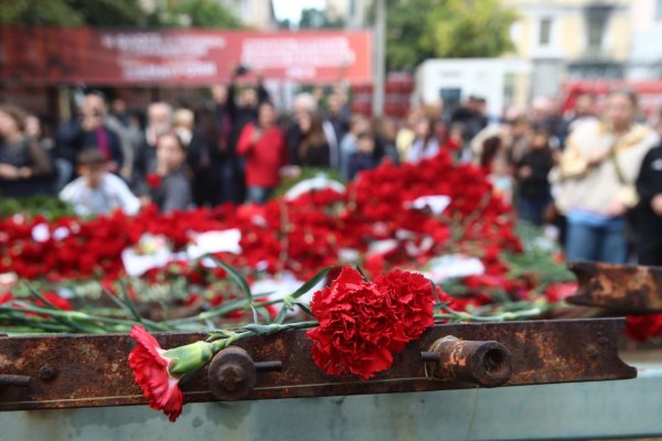 Πολυτεχνείο: Λουλούδια και στεφάνια στο μνημείο – Το απόγευμα η μεγάλη πορεία