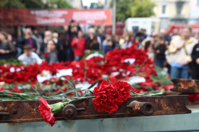Πολυτεχνείο: Λουλούδια και στεφάνια στο μνημείο – Το απόγευμα η μεγάλη πορεία