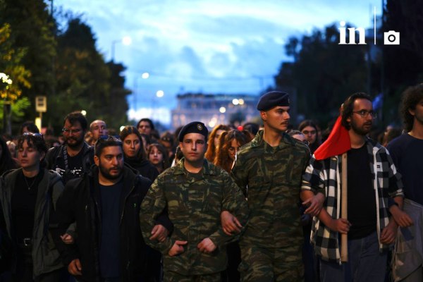 Live η συγκέντρωση στο Πολυτεχνείο: Ζωντανό το μήνυμα της εξέγερσης 52 χρόνια μετά – Ξεκίνησε η πορεία