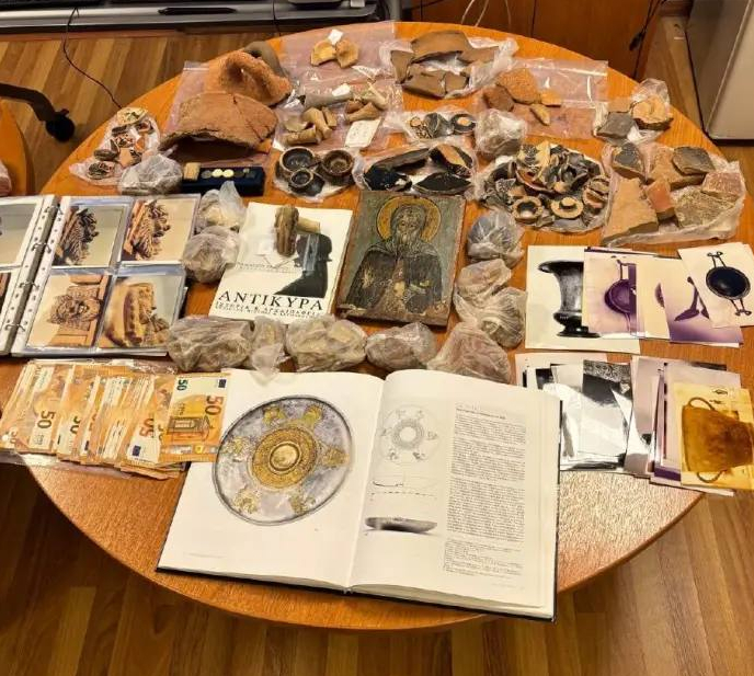 Εντόπισαν αρχαιολογικό θησαυρό στο σπίτι 60χρονου αρχαιοκάπηλου – Είχε 450 αρχαία αντικείμενα