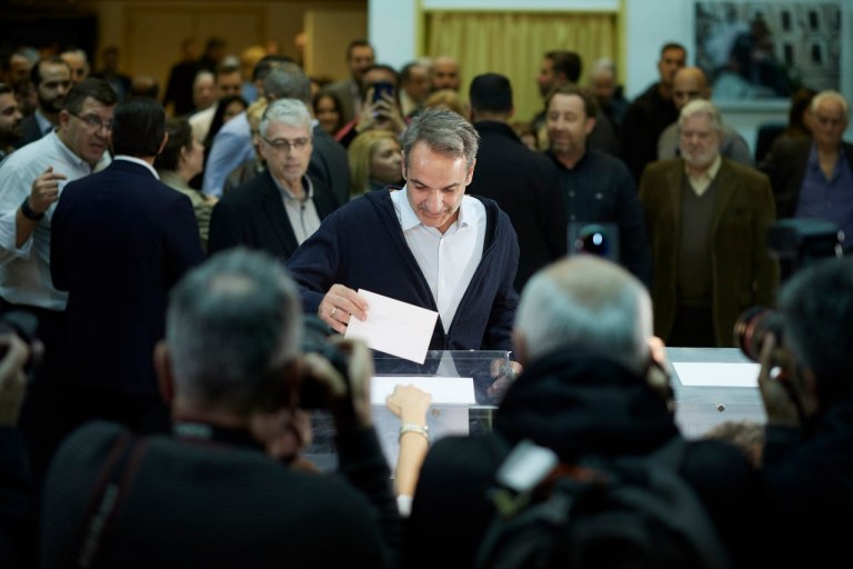 Ψήφισε στα Κάτω Πετράλωνα για τις εσωκομματικές εκλογές της ΝΔ ο Μητσοτάκης