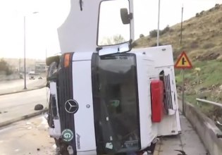 Τροχαίο στο Κερατσίνι: Ανατράπηκε φορτηγό στη Λεωφόρο Σχιστού – Νεκρή μία γυναίκα