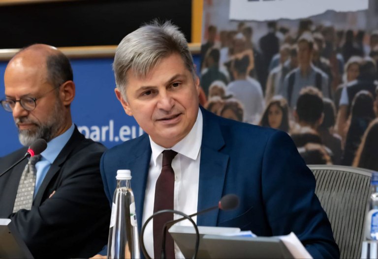 Φαραντούρης: «Είχε δίκιο ο Νίκος Ανδρουλάκης» για τις σχέσεις Μητσοτάκη και «Φραπέ»