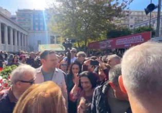 Στέφανος Κασσελάκης: Κατέθεσε στεφάνι στο Πολυτεχνείο συνοδευόμενος από αντιστασιακούς